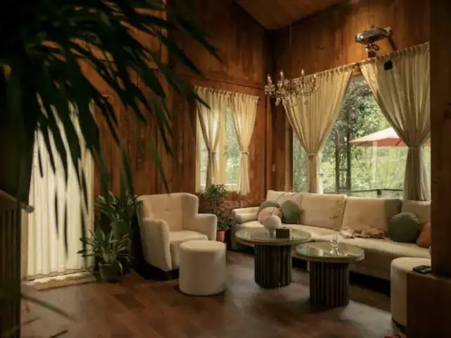 voyage sud vietnam hebergement exceptionnel intemporel salon pièce de vie ambiance surannée meuble moderne beige mélange ancien et moderne
