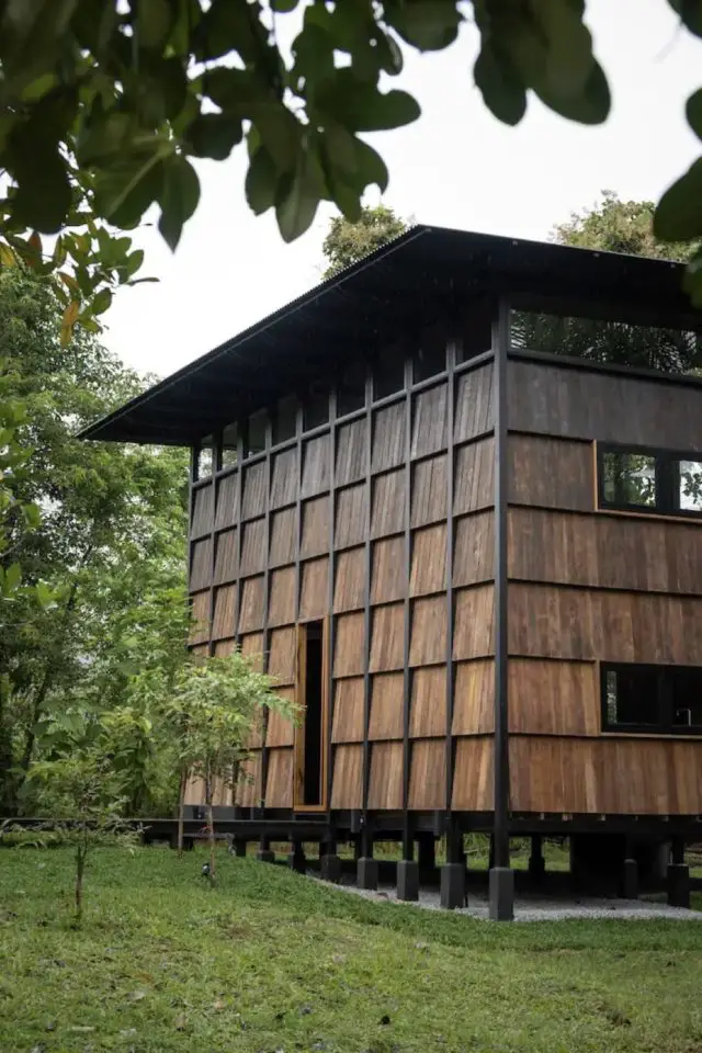 voyage thailande cabane tiny house design construction bois sombre chic et élégant