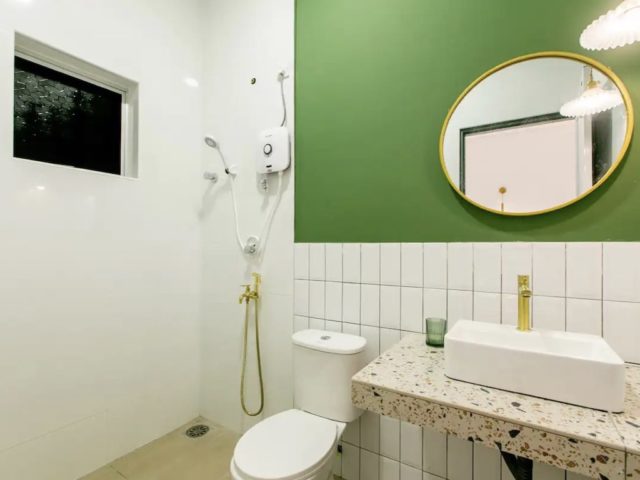 voyage vacances homestay ipoh malaisie salle de bain moderne plan vasque en terrazzo couleur vert sauge miroir rond
