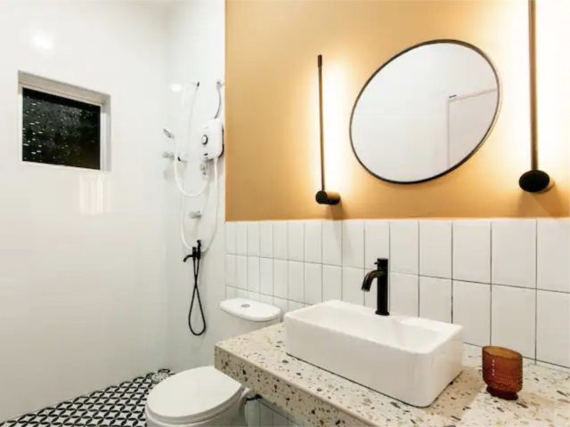 voyage vacances homestay ipoh malaisie salle de bain moderne plan vasque en terrazzo couleur orange mandarine miroir rond