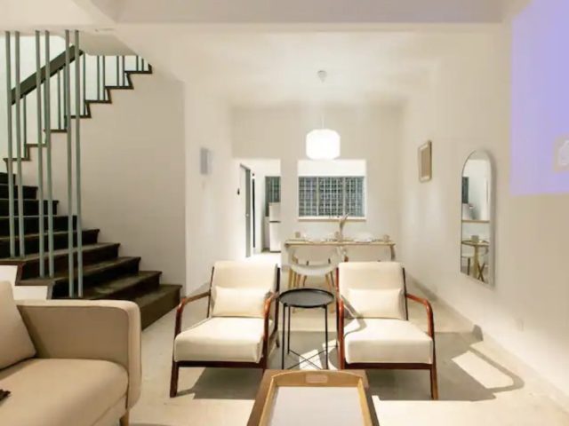 voyage vacances homestay ipoh malaisie décor salon séjour fauteuil blanc et bois chic élégant minimaliste
