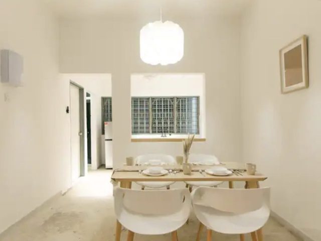 voyage vacances homestay ipoh malaisie espace salle à manger style slow living table en bois chaise blanche et beige sobre minimaliste chic