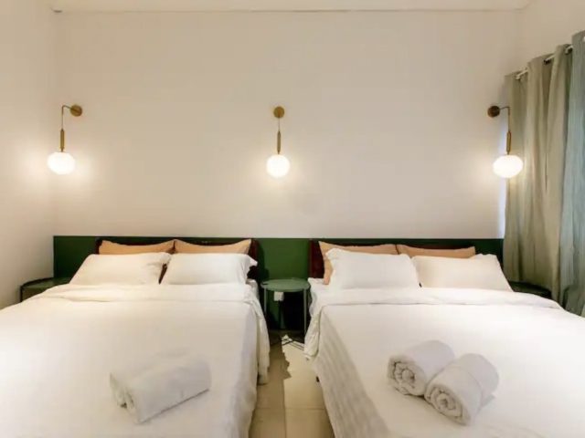 voyage vacances homestay ipoh malaisie chambre adulte double tête de lit peinture soubassement