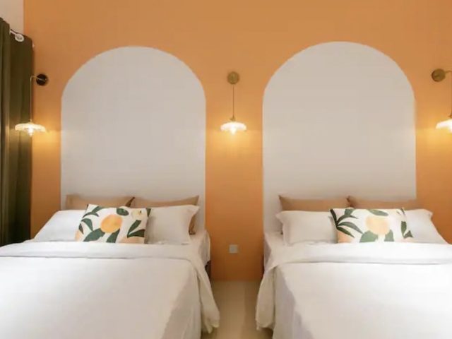 voyage vacances homestay ipoh malaisie chambre à couher lit jumeaux déco mur arche blanche fond orange mandarine