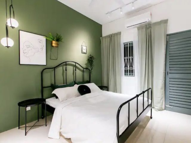 voyage vacances homestay ipoh malaisie chambre à coucher adulte parentale mur accent vert sauge tendance lit en métal noir