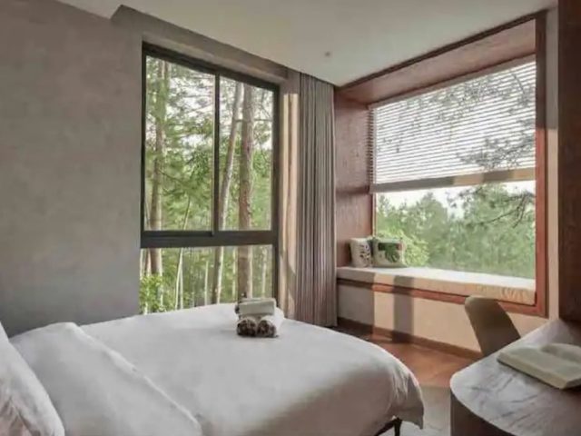voyage vietnam dormir villa design moderne chambre à coucher adulte grande fenêtre store en bois discret