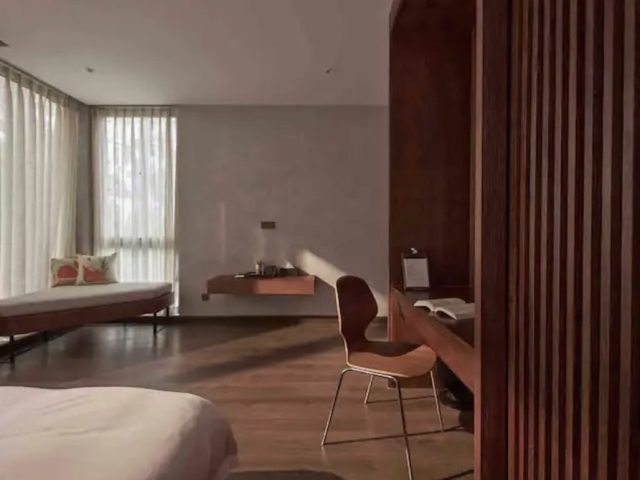 voyage vietnam dormir villa design moderne meuble en bois sur-mesure chambre adulte bureau chic claustra tasseaux de bois
