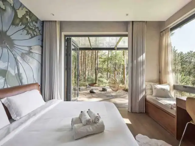 voyage vietnam dormir villa design moderne chambre parentale baie vitrée extérieur jardin calme