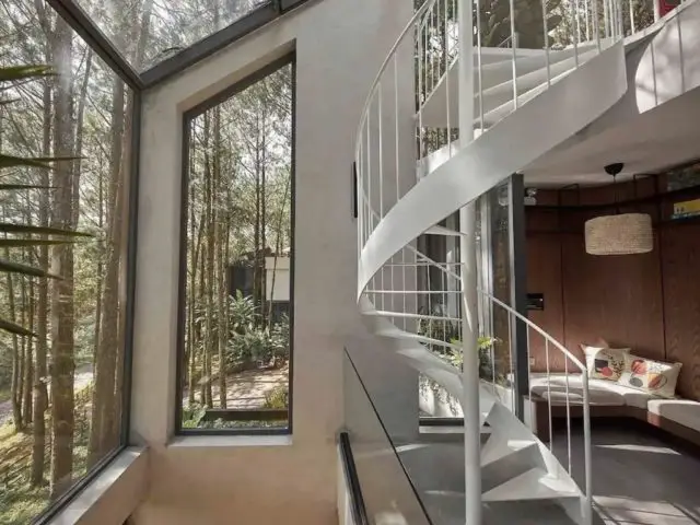 voyage vietnam dormir villa design moderne grandes baies vitrées modernes aluminium noir escalier en colimaçon blanc menuiserie intérieure