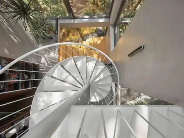 voyage vietnam dormir villa design moderne escaliers en colimaçon blanc moderne élégant