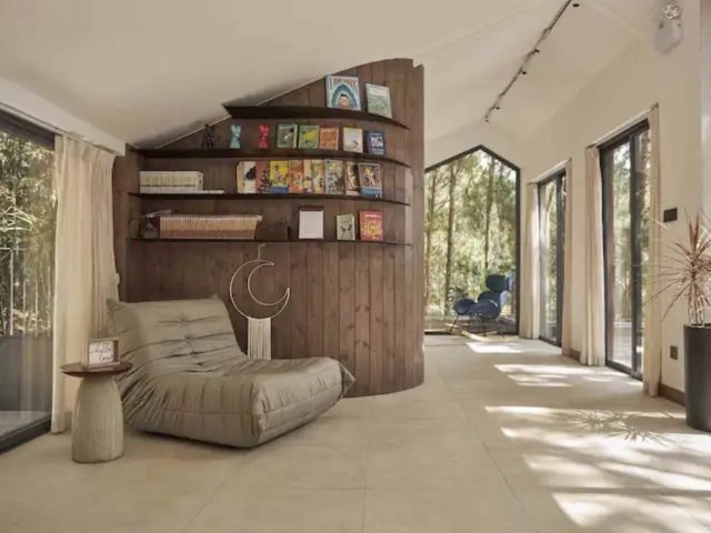 voyage vietnam dormir villa design moderne coin lecture fauteuil design mur arrondi en bois chic et élégant