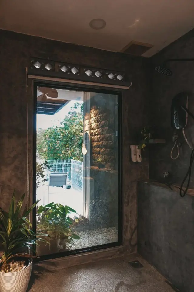 voyager penang malaisie hebergement confortable salle de bain avec vue sur le jardin déco grande porte vitrée