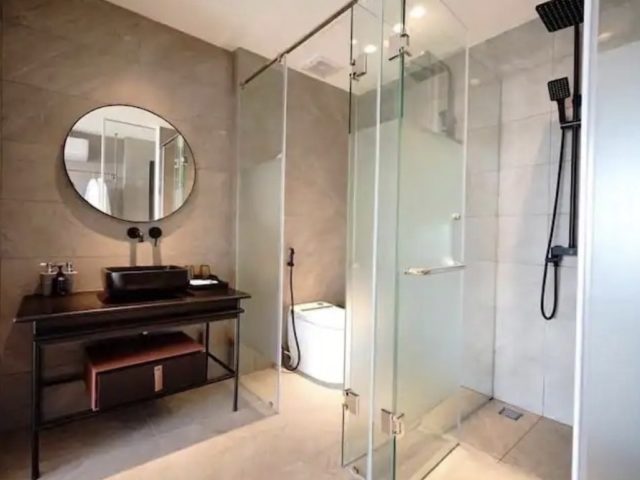 voyager vietnam luxe villa design minimalisme salle de bain chic et sobre cloison vitrée vasque noire