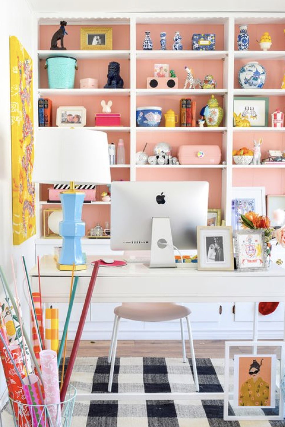amenager une piece bureau bibliotheque grand meuble blanc sur tout un mur tapis noir et blanc couleur rose turquoise jaune tableau lampe de travail