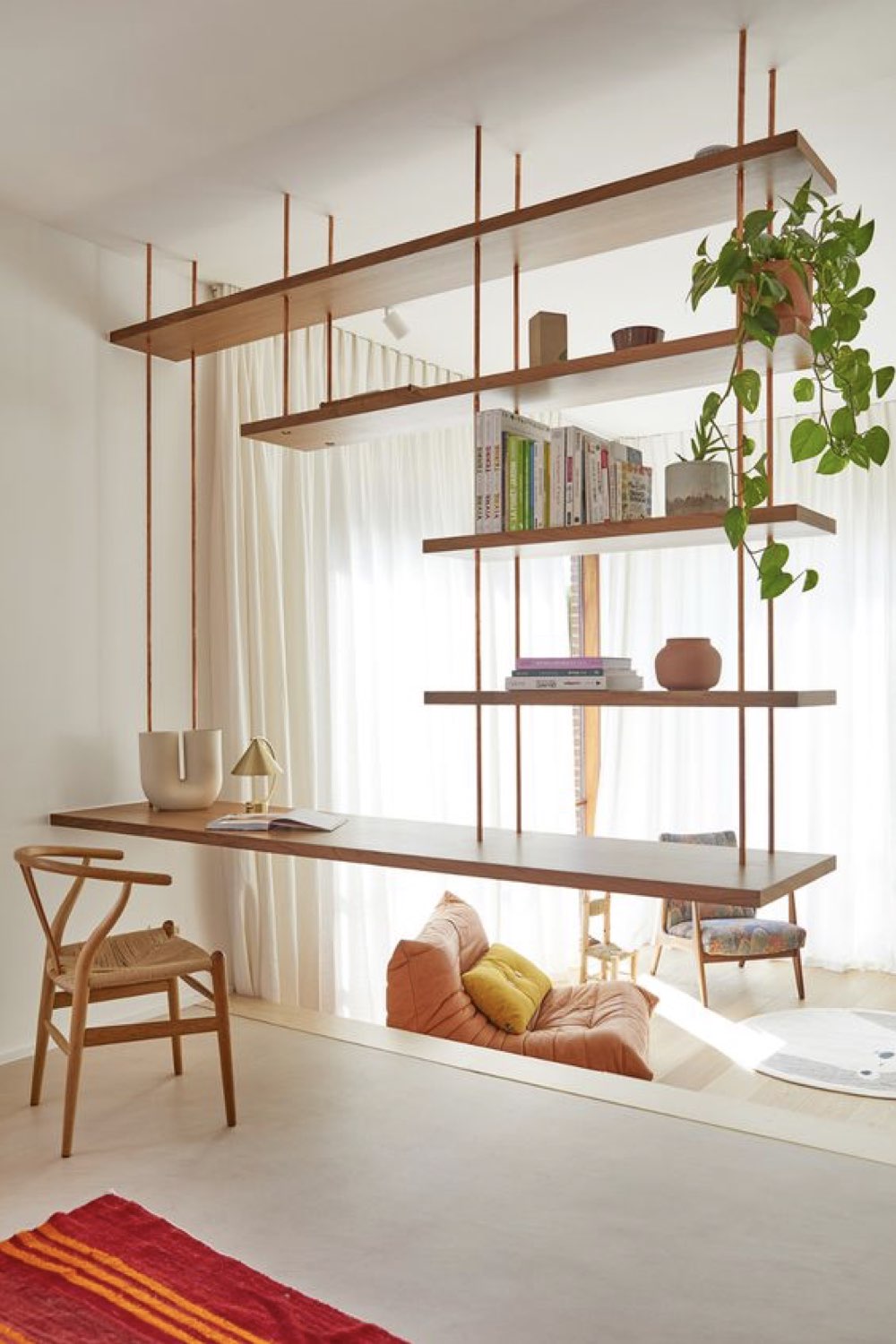 amenager une piece bureau bibliotheque meuble suspendu au plafond étagère aérienne moderne séparation pièce de vie plante verte