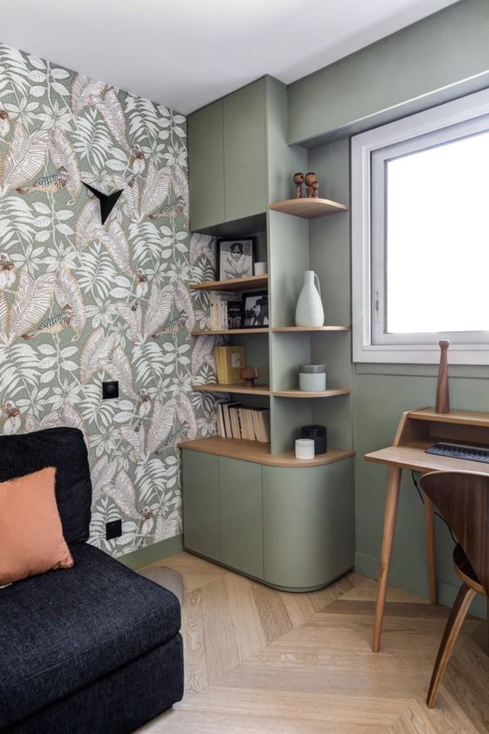 amenager une piece bureau bibliotheque meuble d'angle sur mesure rangement vert sauge papier peint noir et blanc espace moderne