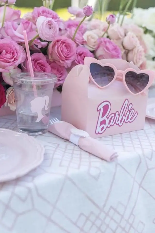 anniversaire barbie idee a copier table blanche et rose pastel boite repas verre en plastique personnalisés lunettes de soleil
