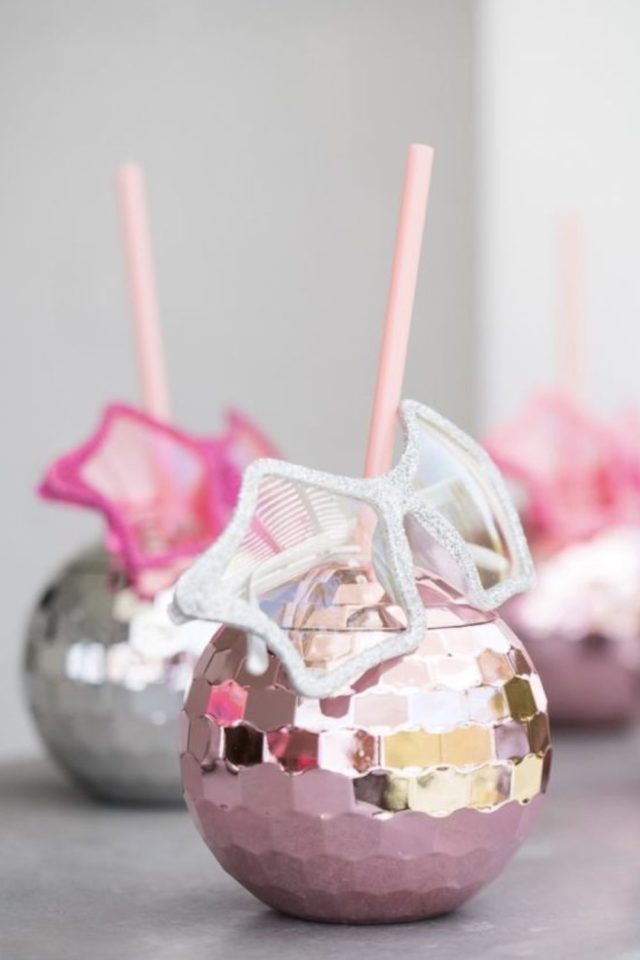 anniversaire barbie idee a copier mini boule à facette boisson verre original festif paille rose et lunette en forme d'étoile