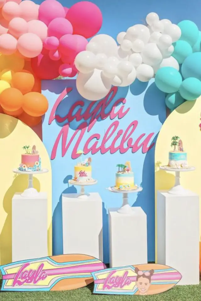 anniversaire barbie idee a copier arche bleu et jaune pastel ballon gâteau ambiance américaine