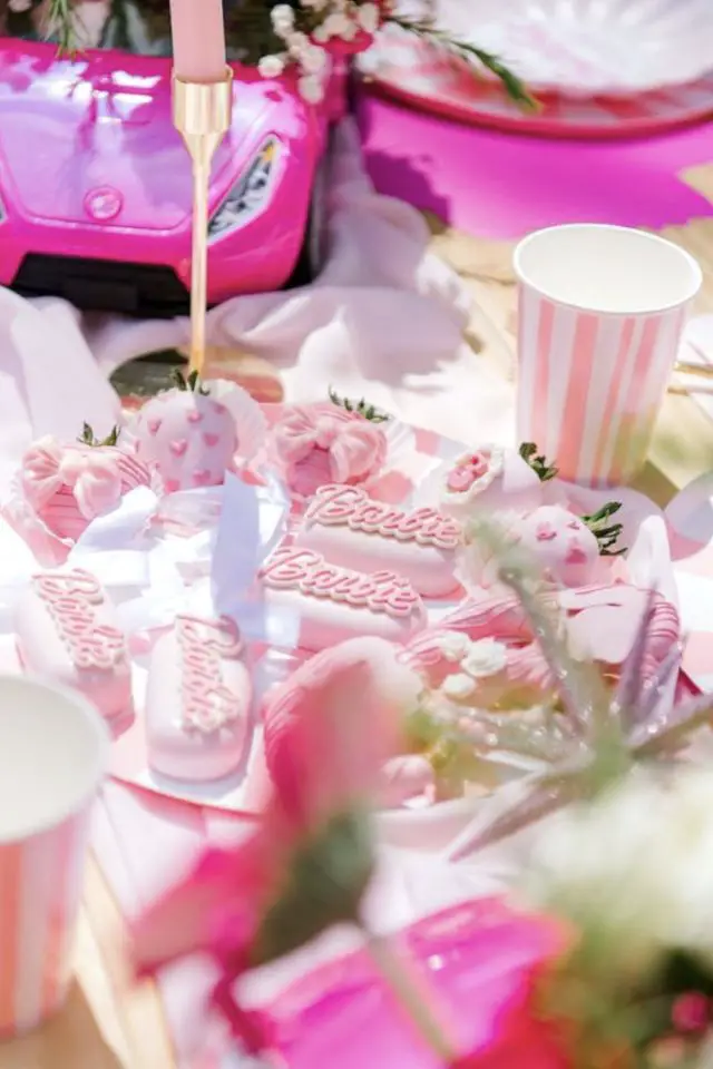 anniversaire barbie idee a copier déco de table rose et blanche patisserie dessert à faire soi même personnalisé