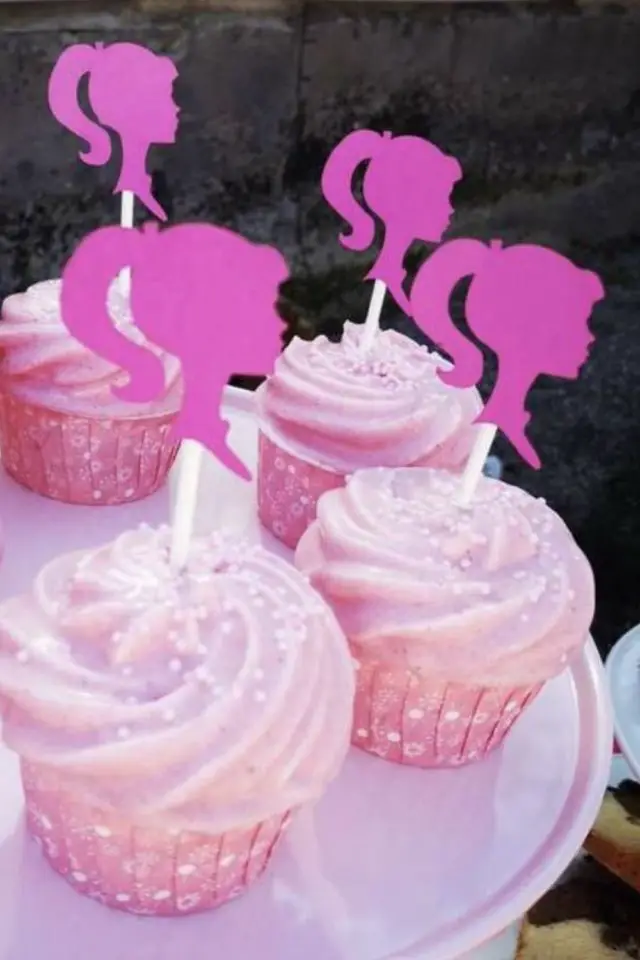 anniversaire barbie idee a copier dessert cupcakes rose avec déco DIY silhouette poupée