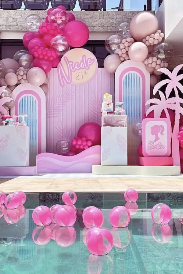 anniversaire barbie idee a copier piscine enfant décor arche palmier ballons rose bleu jaune pastel