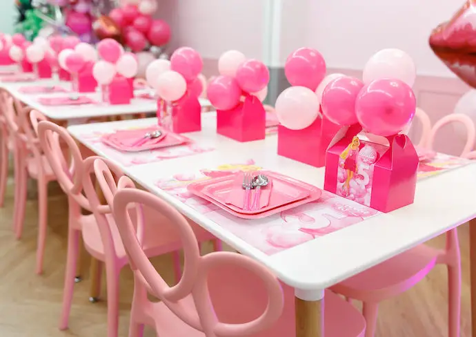 anniversaire enfant barbie decoration idées à copier table buffet piscine photobooth.DIY