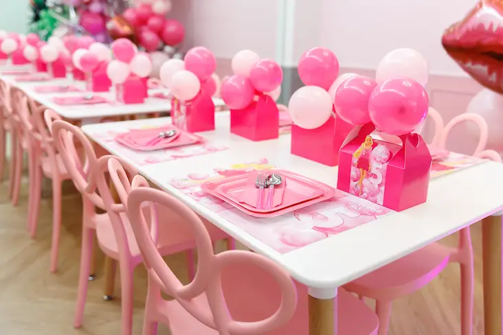 anniversaire enfant barbie decoration idées à copier table buffet piscine photobooth.DIY