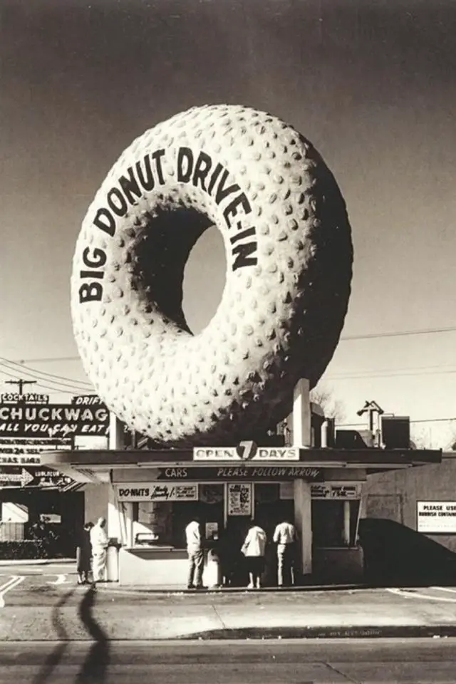architecture originale vintage etats-unis Drive-in mythique Californie en forme de Donuts