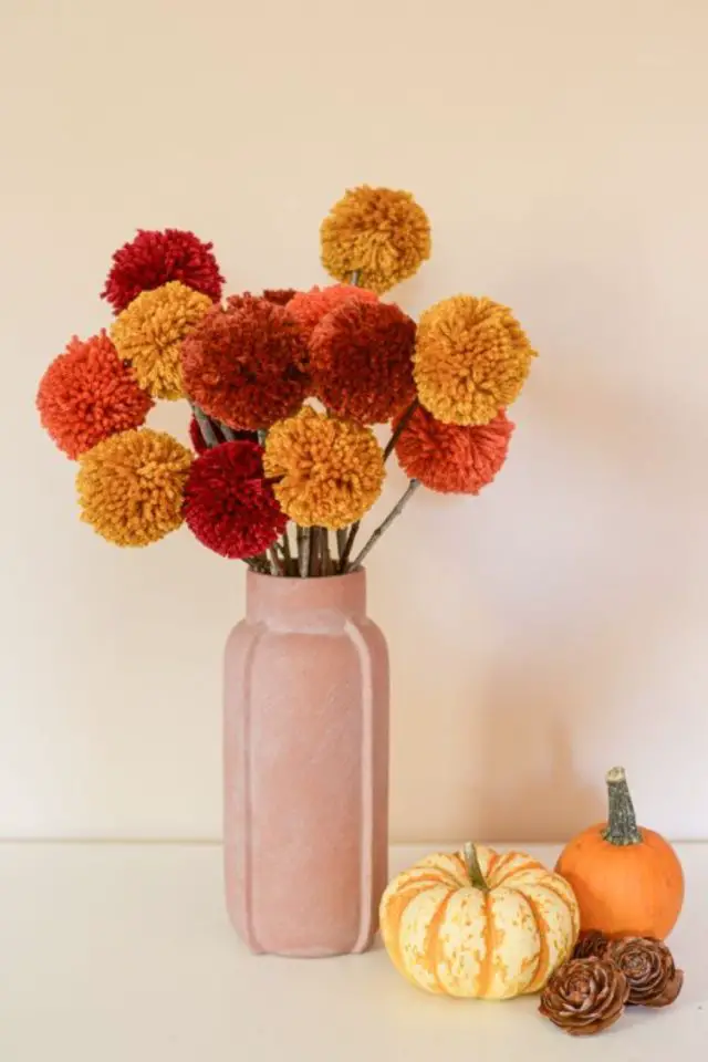 bricolage facile deco automne bouquet fausse fleur pompons en laine couleur marron rouge orange et jaune