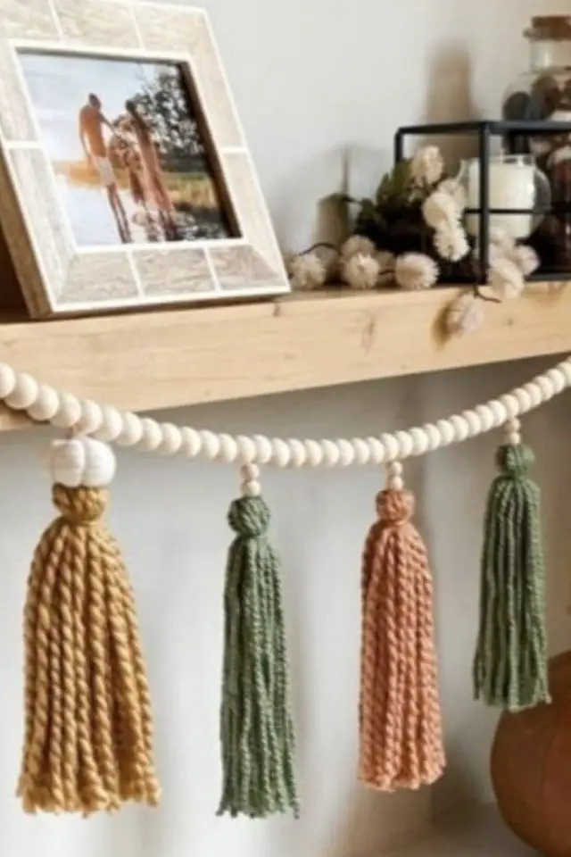 bricolage facile deco automne DIY guirlande à faire soi-même à suspendre laine colorée perles en bois