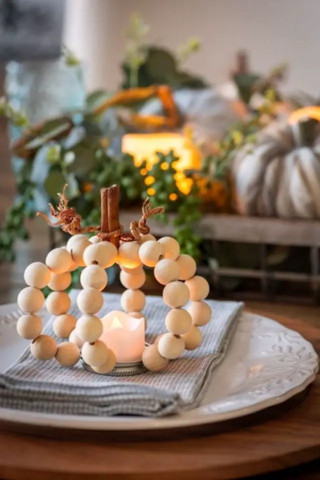 bricolage facile deco automne décor de table centre d'assiette citrouille en fil métallique et perles de bois bougie chauffe pas facile à réaliser soi-même