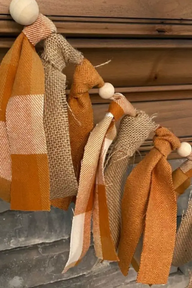 bricolage facile deco automne guirlande récup textile couleur ocre orangé marron déco extérieure maison