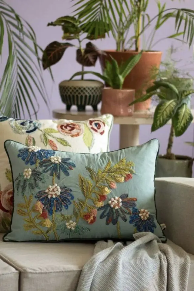 broderie florale exemple decoration textile salon séjour coussin couleur douce et naturelle