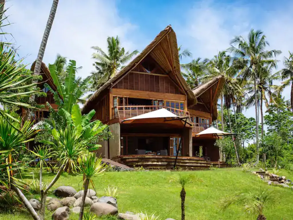 bungalow haut de gamme voyage indonesie en bois chic et élégant confortable jardin nature