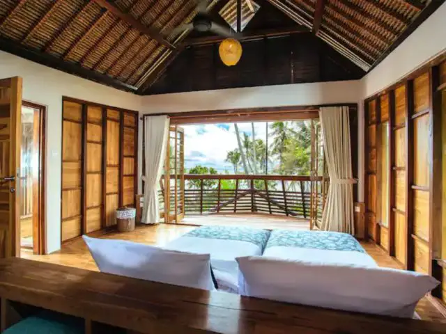 bungalow haut de gamme voyage indonesie chambre à coucher avec vue décor authentique bois voilage