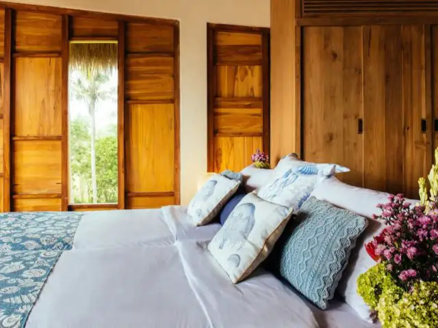 bungalow haut de gamme voyage indonesie chambre parentale volets en bois décoratifs et coulissant