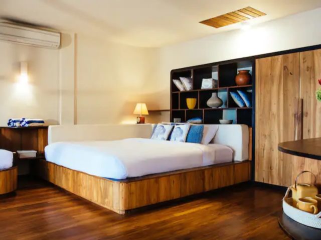 bungalow haut de gamme voyage indonesie aménagement chambre double un grand lit meuble tête de lit sur mesure avec rangement