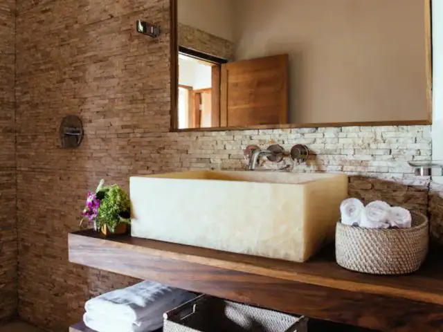 bungalow haut de gamme voyage indonesie salle de bain luxe décor pierre plan vasque en bois