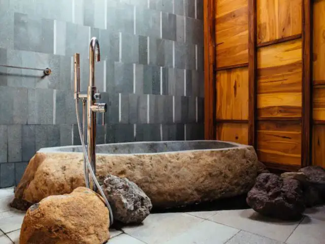 bungalow haut de gamme voyage indonesie décor salle de bain biophilique nature pierre original