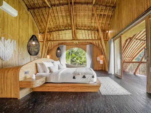 bungalow insolite voyage bali indonesie chambre à coucher parentale tout en bois et bambou ouverture sur l'extérieur original