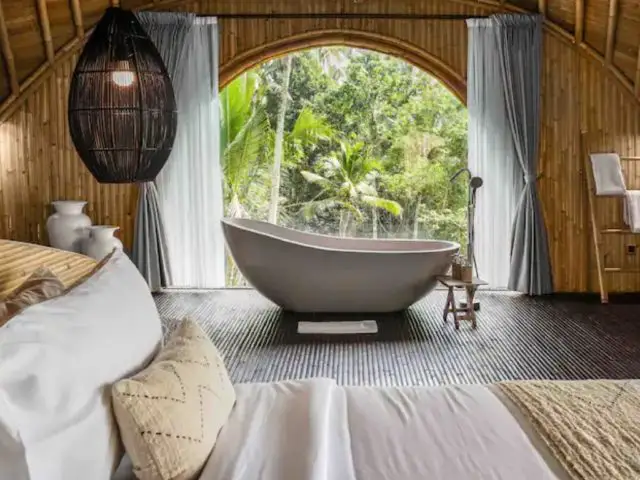 bungalow insolite voyage bali indonesie salle de bain dans la chambre baignoire îlot