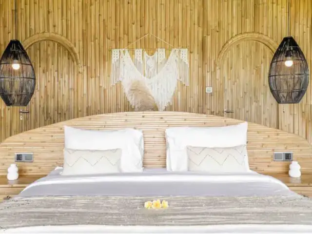 bungalow insolite voyage bali indonesie revêtement mural chambre à coucher bois et bambou