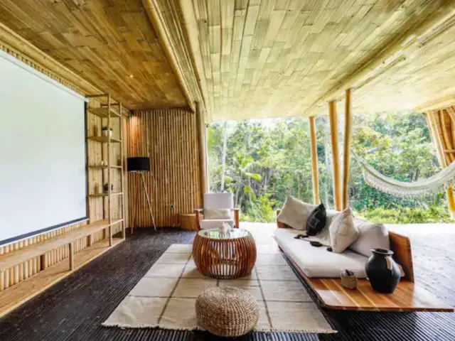 bungalow insolite voyage bali indonesie grand salon avec écran rétro-projecteur canapé cosy et design
