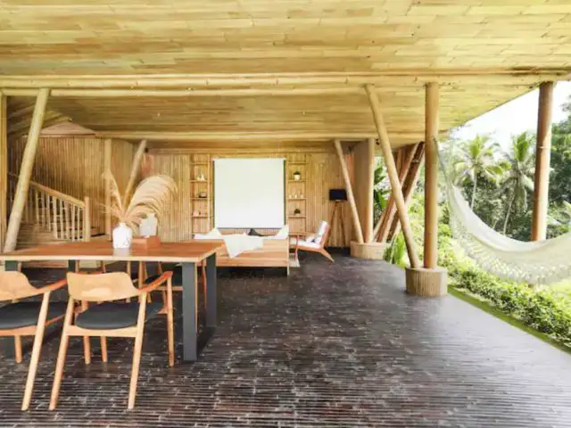 bungalow insolite voyage bali indonesie grand espace de vie ouvert sur l'extérieur salon salle à manger