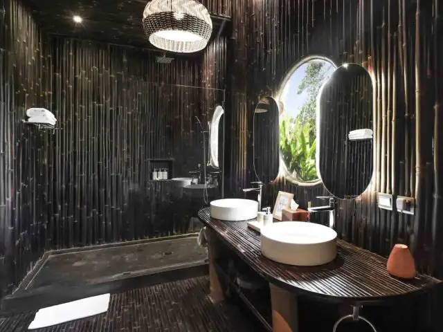 bungalow insolite voyage bali indonesie salle de bain couleur sombre moderne plan double vasque
