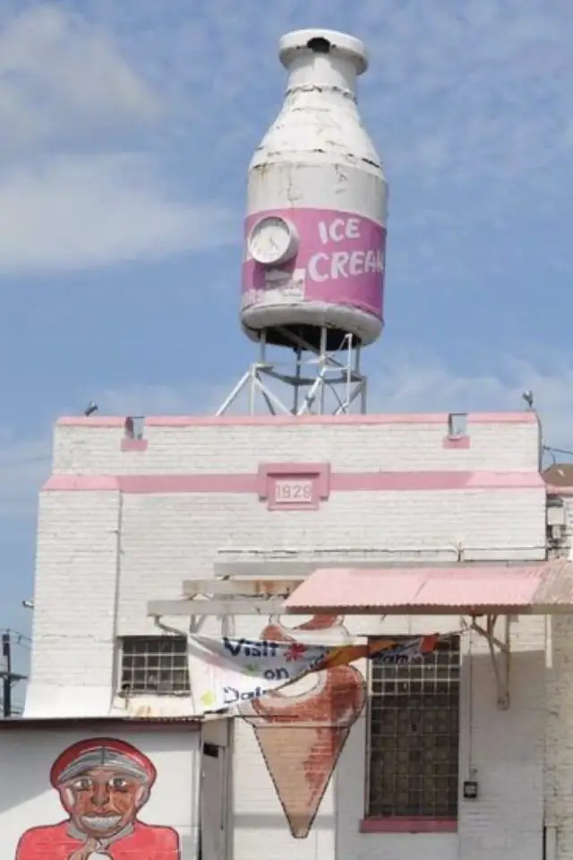 cest quoi architecture california crazy magasin de crème glacée bouteille de lait géante sur le toit publicité vintage