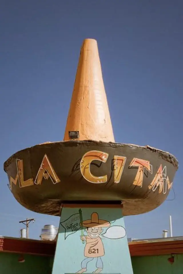 cest quoi architecture california crazy restaurant mexicain publicité rue kitsch chapeau taille énorme