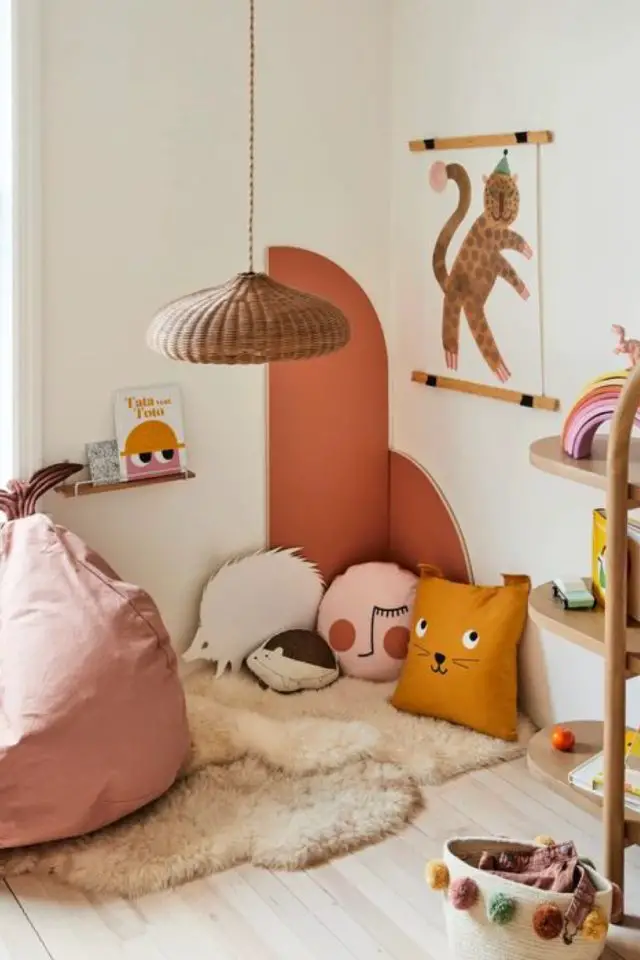 chambre enfant terracotta couleur associé avec du blanc coin jeu tapis coussin decor mural rembourré angle sécurité