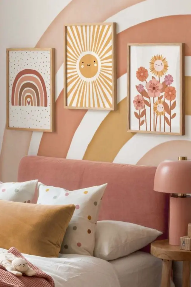 chambre enfant terracotta couleur décor mural arc en ciel peinture petite fille rose jaune blanc